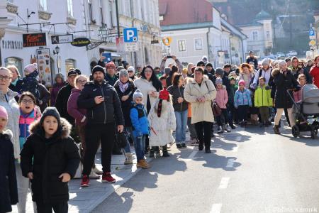 Kamnik so obiskali koranti iz Zamušanov pri Ptuju in v mestno jedro privabili nepregledno množico, željno ogleda tradicionalne pustne šege (2)